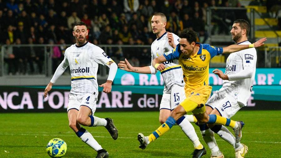 Il Modena ci crede, poi il Frosinone sale in cattedra e in 4 minuti fa bottino pieno: vince 2 a 1