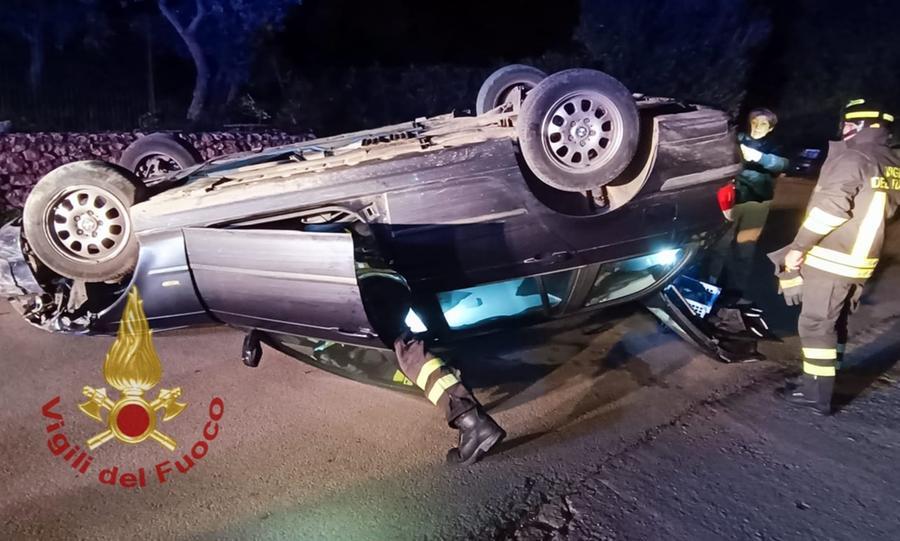 Alghero, auto sbatte violentemente contro un muro di recinzione e si ribalta: ferita la conducente