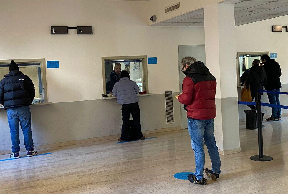 Reggio Emilia, caos passaporti in questura: liste d’attesa di quattro mesi