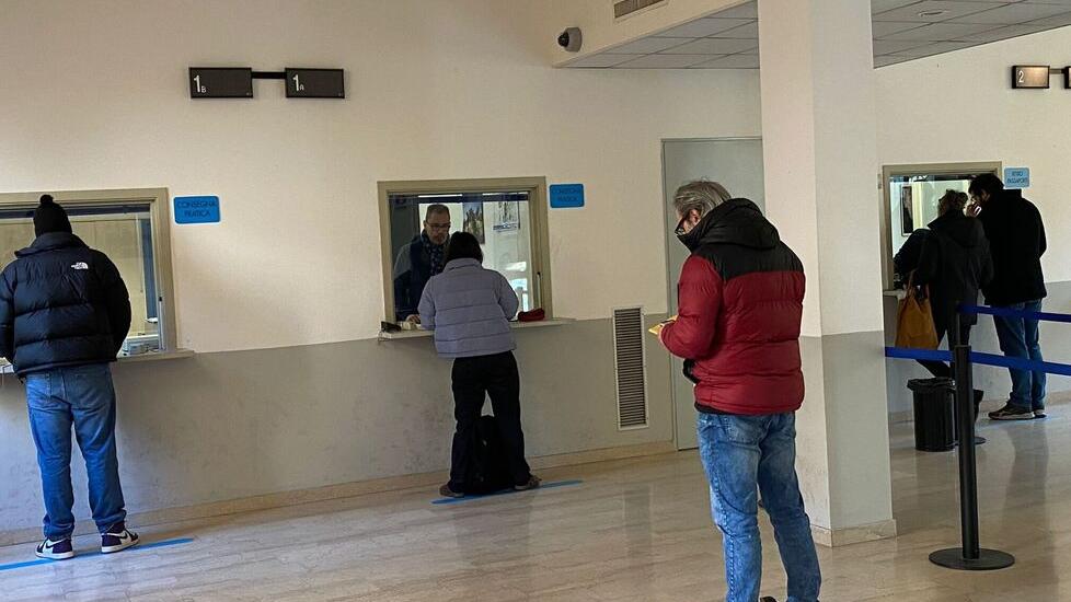 Reggio Emilia, caos passaporti in questura: liste d’attesa di quattro mesi