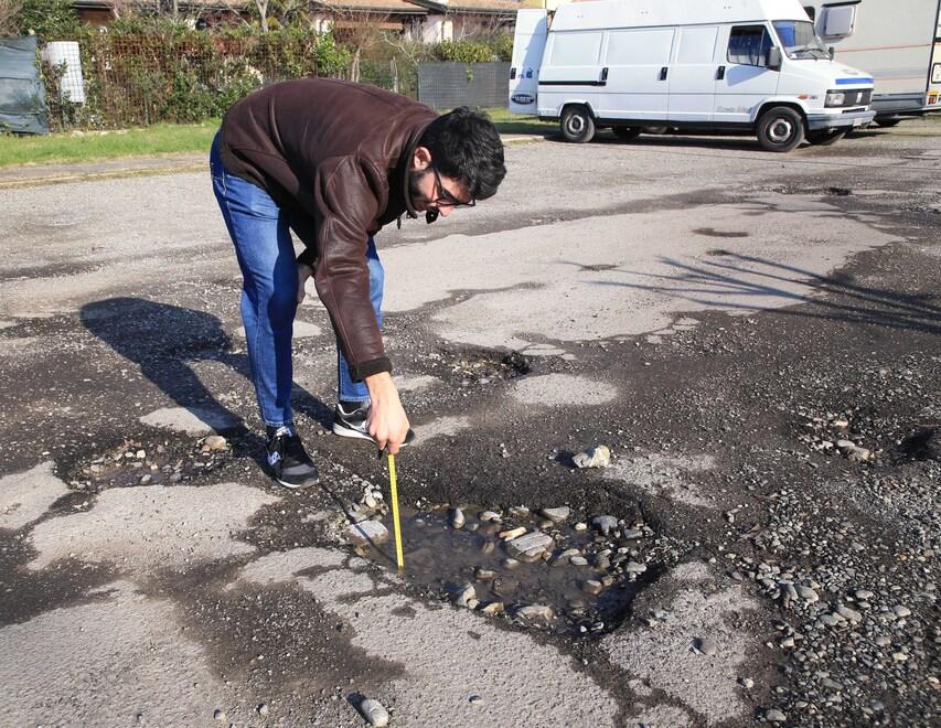 La protesta dei residenti: «Via Cesare Rossi è dimenticata, facciamo slalom tra le buche»