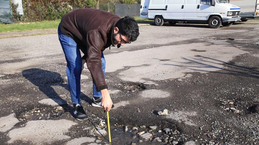 La protesta dei residenti: «Via Cesare Rossi è dimenticata, facciamo slalom tra le buche»
