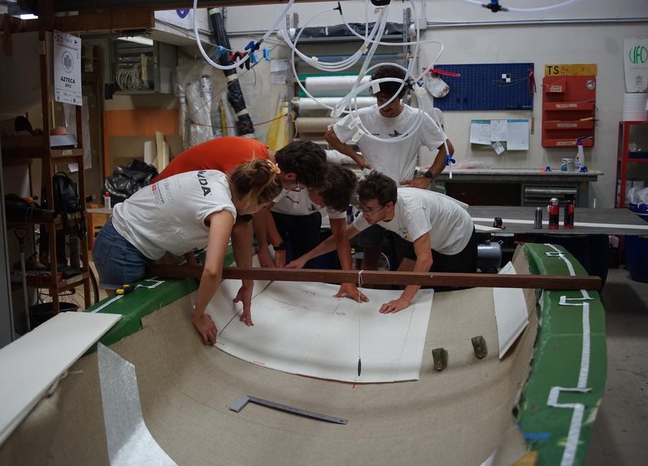 L’audace barca di un 22enne olbiese e altri 50 giovani: la sottile Lina rossa