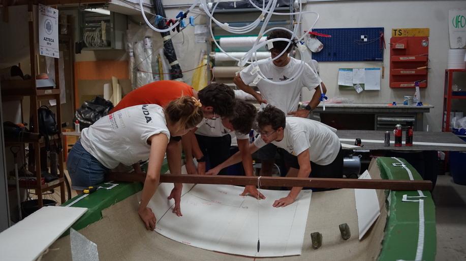 L’audace barca di un 22enne olbiese e altri 50 giovani: la sottile Lina rossa