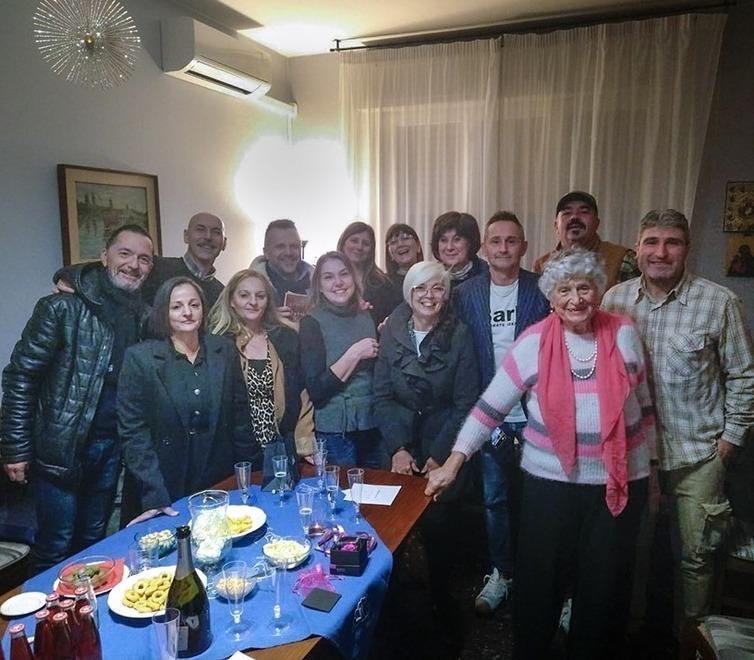 Modena. Ritrovarsi dopo 45 anni Sorpresa degli ex alunni alla maestra Fernanda 