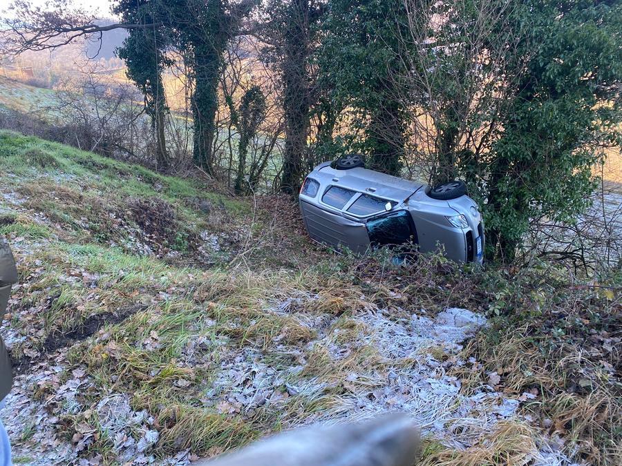 Auto “slitta” sulla Pratolino-Malandrone Esce di strada per il ghiaccio e cappotta