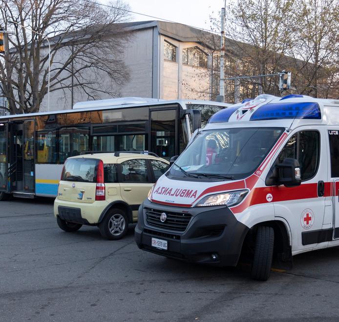 Modena. Finisce nella corsia per gli autobus e si scontra con un mezzo Seta 