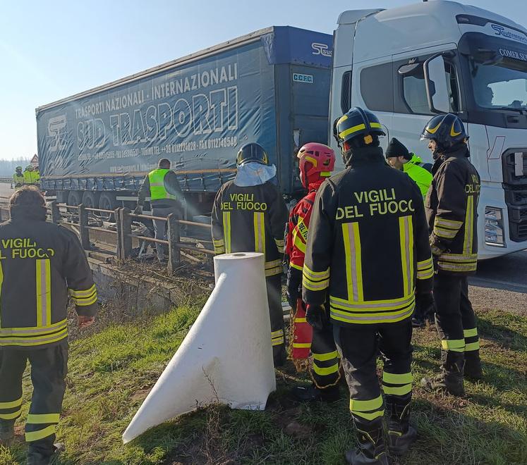 Evita lo scontro, va fuori strada e il serbatoio finisce nel canale