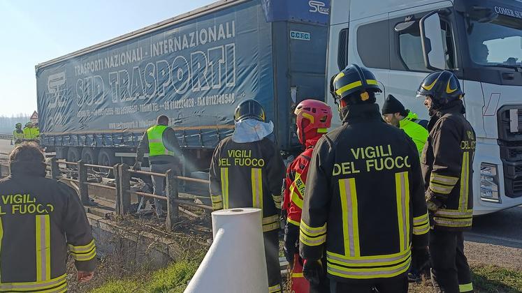 Evita lo scontro, va fuori strada e il serbatoio finisce nel canale