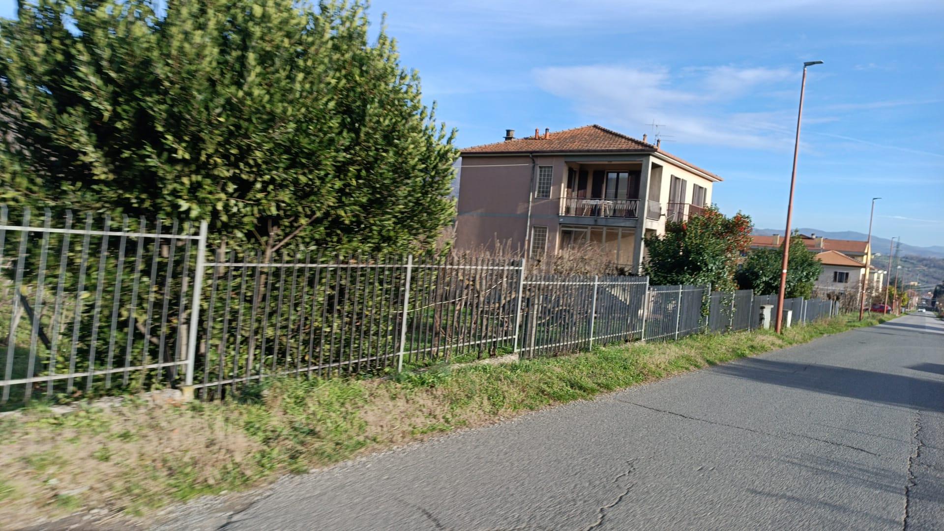 Faccia a faccia col ladro in giardino. E ora si cerca una Nissan bianca