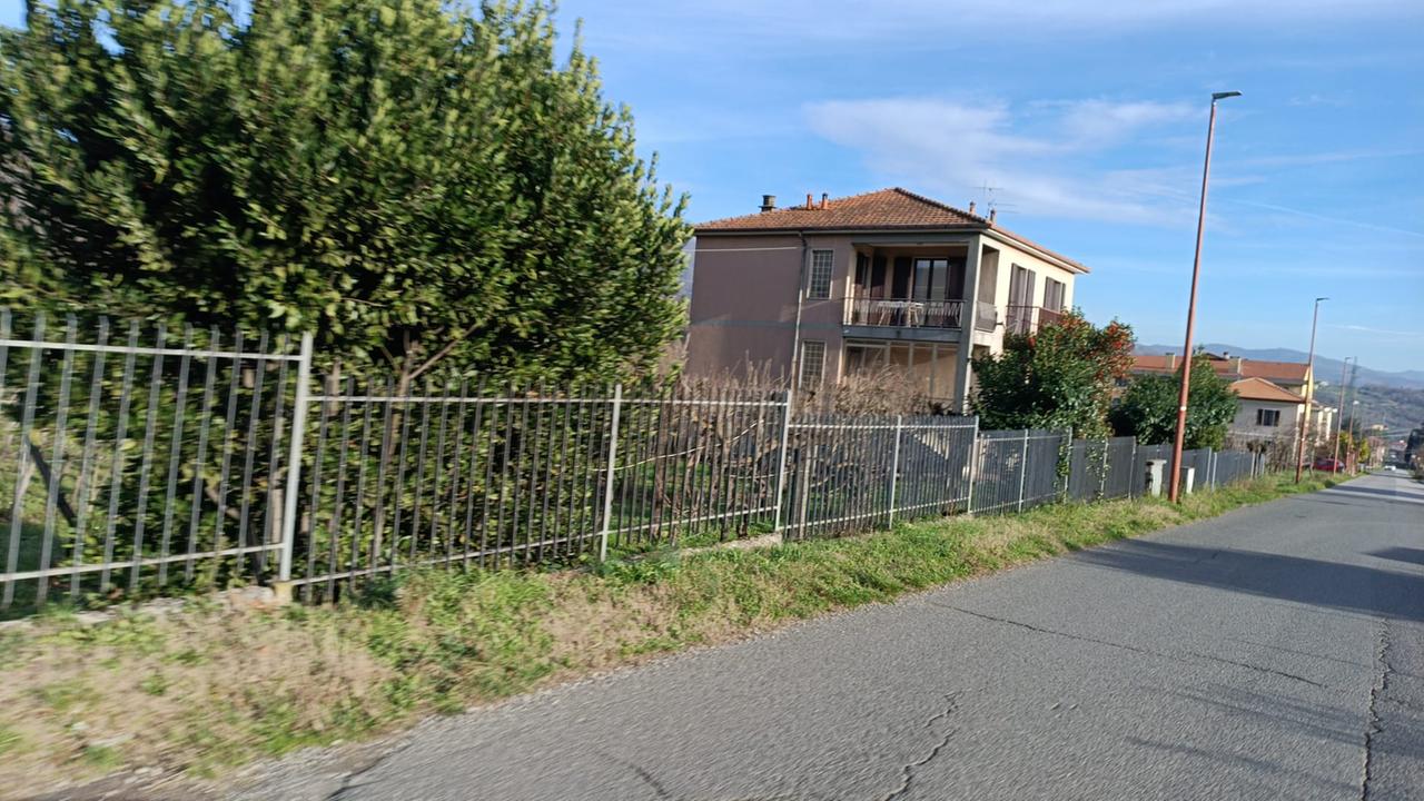 Faccia a faccia col ladro in giardino. E ora si cerca una Nissan bianca