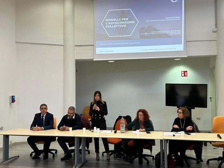 
	Un momento del seminario di Vallermosa con l'assessora Anita Pili al microfono

