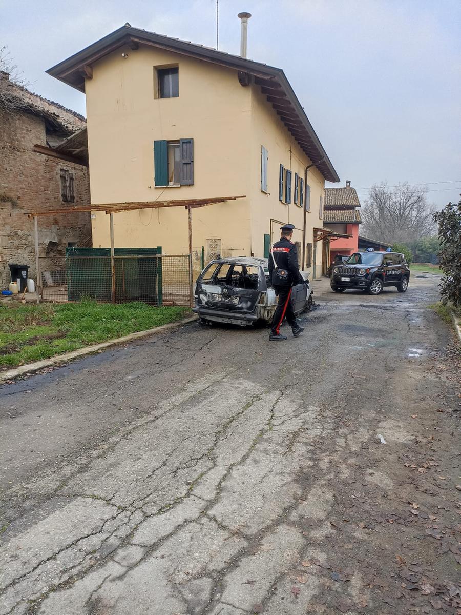 Auto in fiamme nella notte Il rogo è doloso