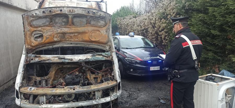 Furgone in fiamme a Corniano Danneggiata un’altra auto