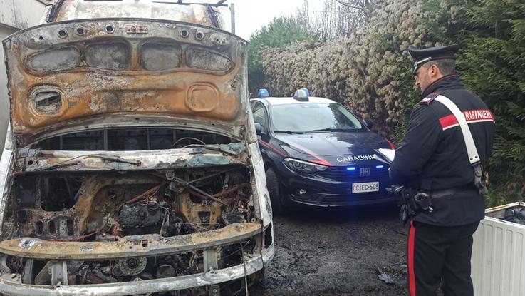 Furgone in fiamme a Corniano Danneggiata un’altra auto