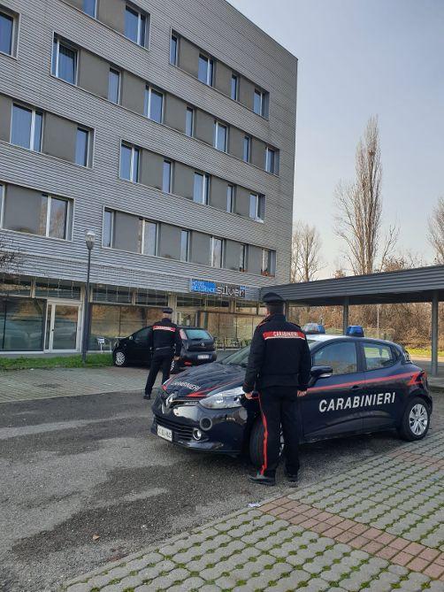 A passeggio con un revolver  carico e clandestino: arrestato