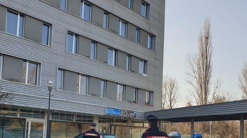 A passeggio con un revolver carico e clandestino: arrestato