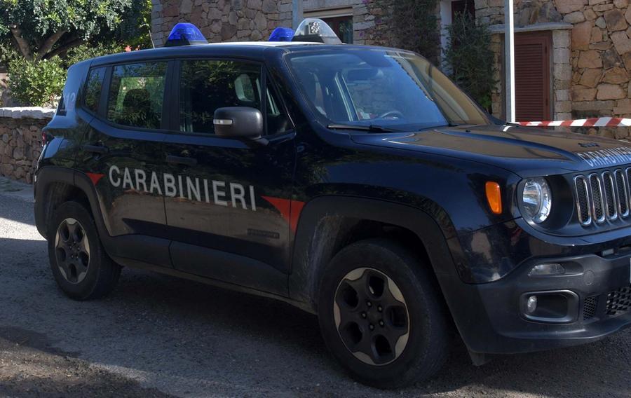 Due carabinieri salvano una donna che minacciava di togliersi la vita