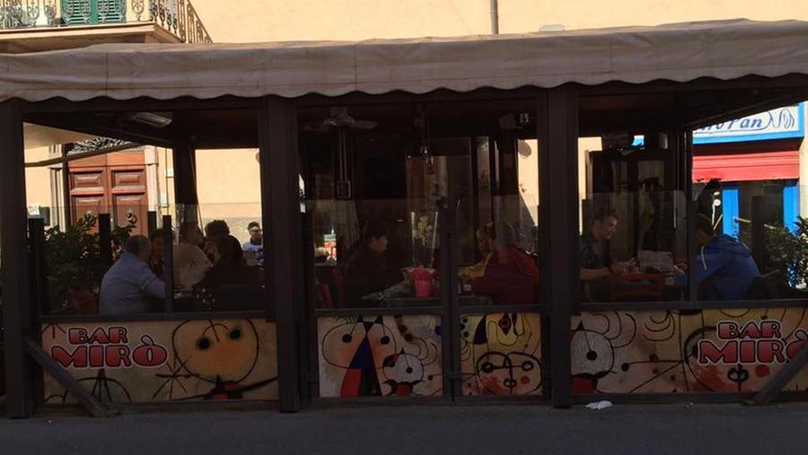 L'esterno del bar Mirò di via Ferrer, a Piombino (foto d'archivio)