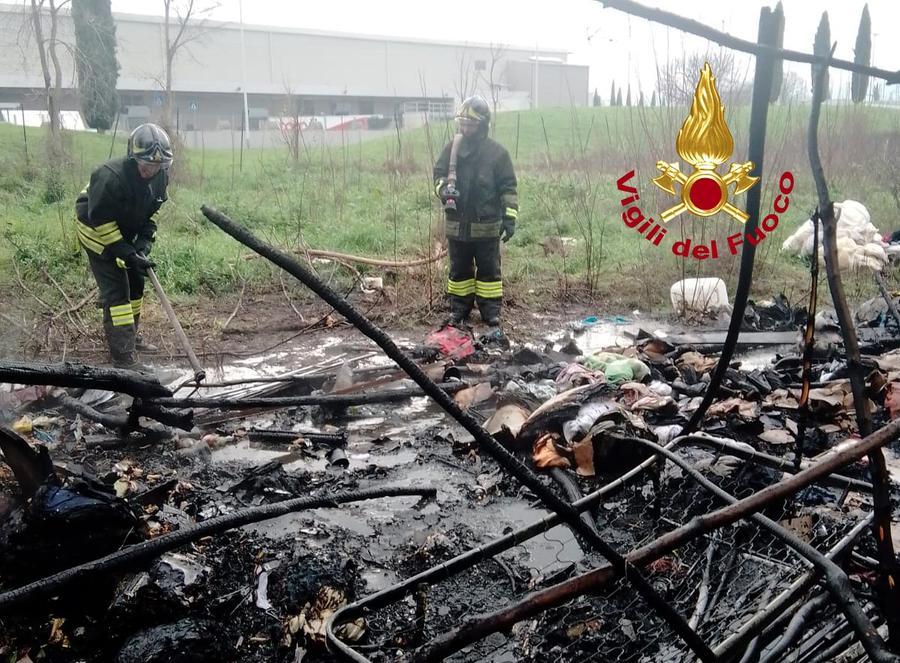 Firenze, a fuoco baracche e tende in via Detti