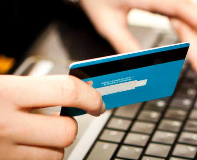 Ferrara, i truffatori agiscono online: attenzione a sms e chiamate