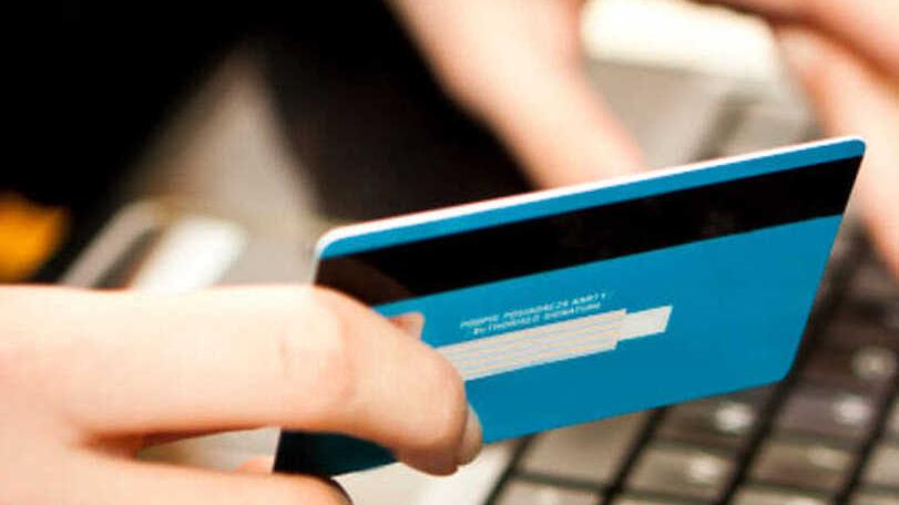 Ferrara, i truffatori agiscono online: attenzione a sms e chiamate