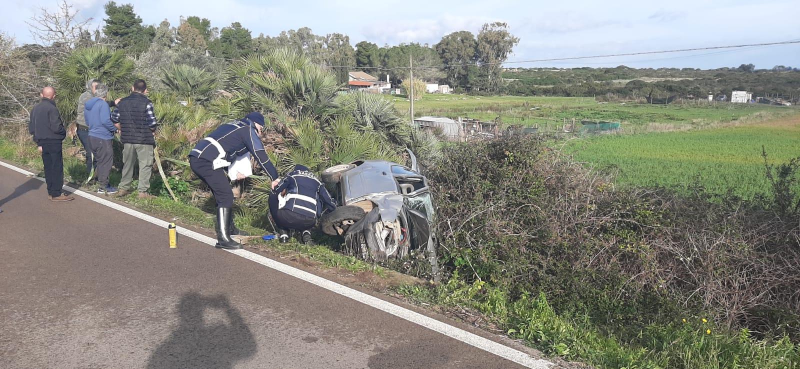 Fiat 600 fuori strada sulla Sassari-Argentiera, grave una 60enne 