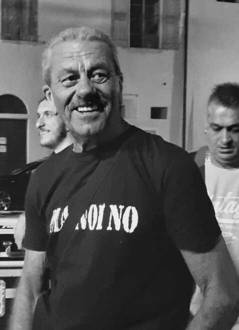 Gli amici lo aspettano al concerto: trovato morto in casa a 75 anni