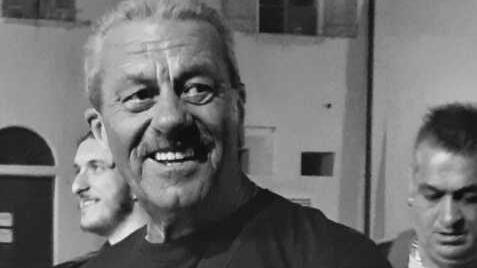 Gli amici lo aspettano al concerto: trovato morto in casa a 75 anni