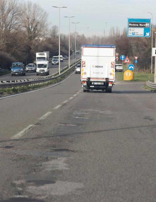 Modena Torna l'incubo buche in tangenziale Slalom tra le corsie e disagi