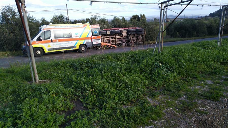 Manciano, camion si ribalta a Marsiliana