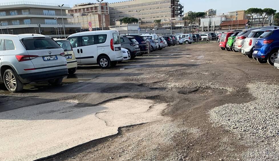 Buche, voragini e sosta selvaggia. Incubo parcheggi al Misericordia