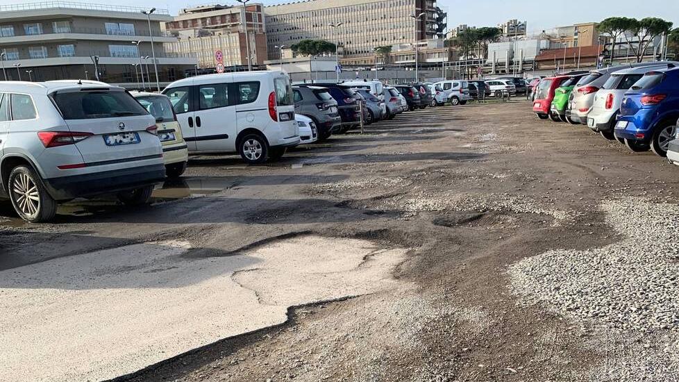 Buche, voragini e sosta selvaggia. Incubo parcheggi al Misericordia