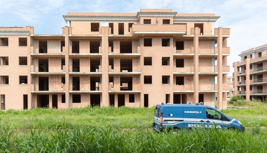 Meno bivacchi, spaccio sotto controllo: tour in via del Lavoro e Scalambra a Ferrara