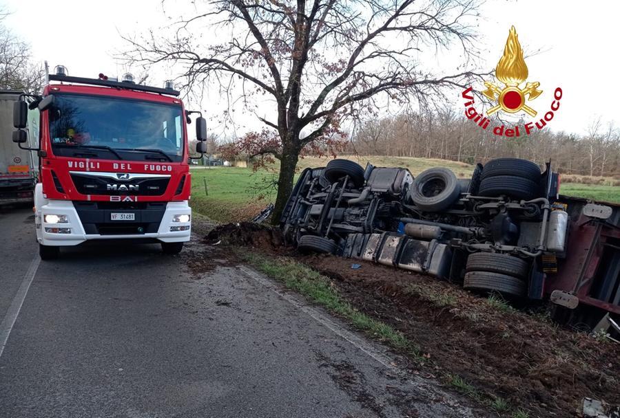 Tir si ribalta nel fosso a Stabbia, conducente estratto dall’abitacolo