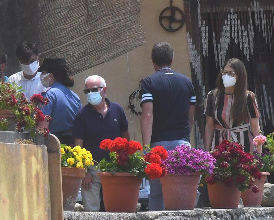 
	Al centro della foto, coi capelli bianchi, Antonino Demelas durante la perquisizione seguita alla scomparsa della compagna Marina Castangia

