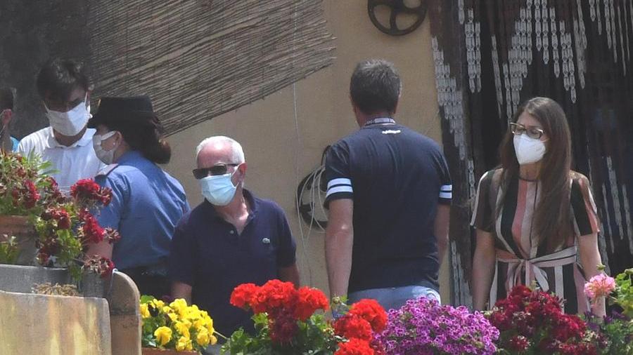 Al centro della foto, coi capelli bianchi, Antonino Demelas durante la perquisizione seguita alla scomparsa della compagna Marina Castangia