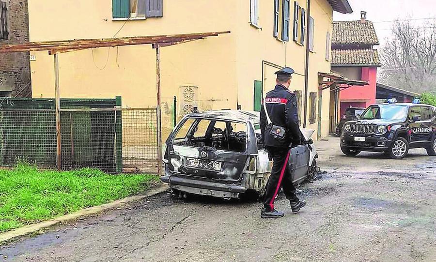 Automobile data alle fiamme in un cortile in via Filippo Re