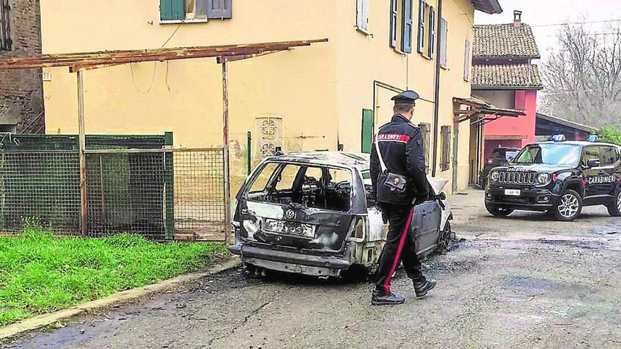 Automobile data alle fiamme in un cortile in via Filippo Re