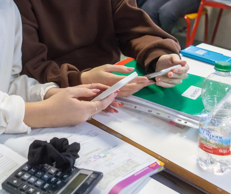 Distratti dalla chat mentre il prof spiega: stop al cellulare nelle ore di lezione