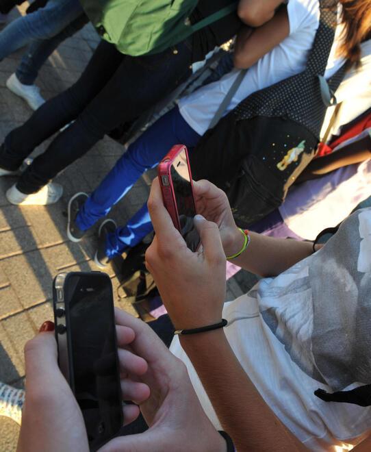 Via lo smartphone in classe, due studentesse: «Giusto, c'era anche chi guardava la partita»