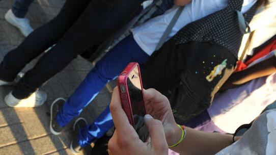 Via lo smartphone in classe, due studentesse: «Giusto, c'era anche chi guardava la partita»