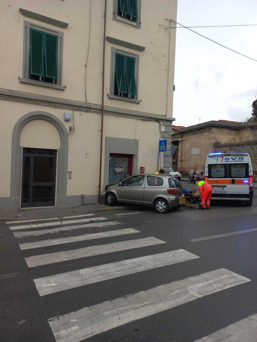Si schianta con l’auto contro la vetrata di un fondo