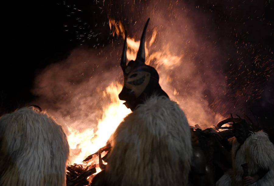 
	La prima uscita delle maschere di Carnevale con le fiamme alte del fal&ograve; per Sant'Antonio abate <em>(foto Massimo Locci)</em>

