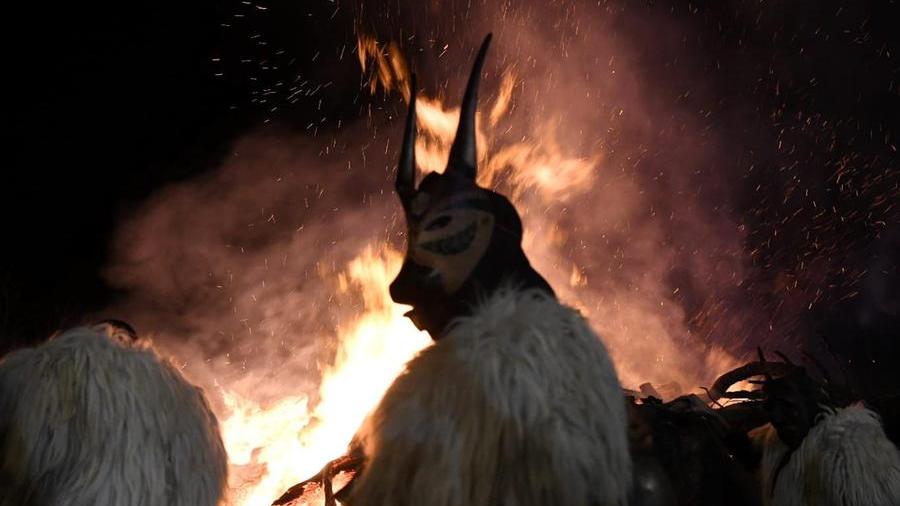 La prima uscita delle maschere di Carnevale con le fiamme alte del falò per Sant'Antonio abate <em>(foto Massimo Locci)</em>