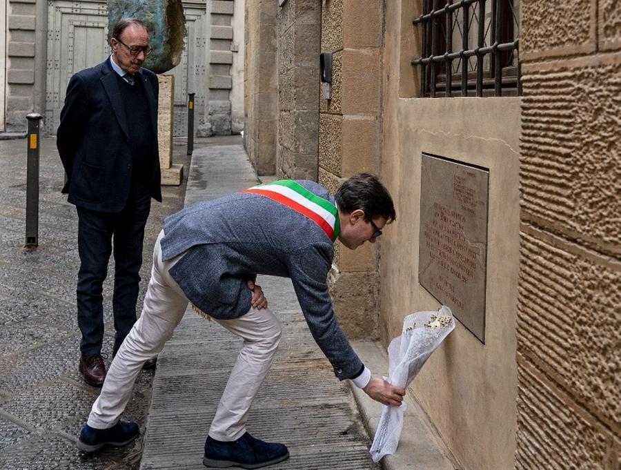 Nardella, una rosa bianca sulla lapide di via de' Georgofili: «Finalmente c’è giustizia»