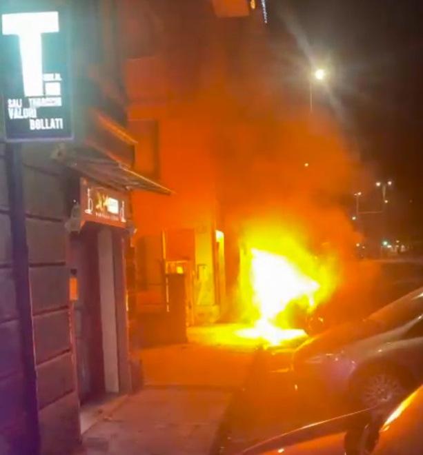 Modena Viale Storchi, vandalo in bicicletta Spaccata in decine di auto in sosta 