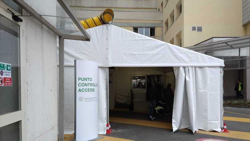 Modena Si smonta la tensostruttura, cambia l’accesso al Policlinico