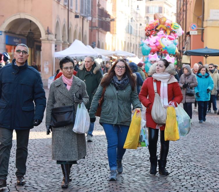 Modena. La fiera di Sant’Antonio anima il centro storico tra bancarelle e... trofei 