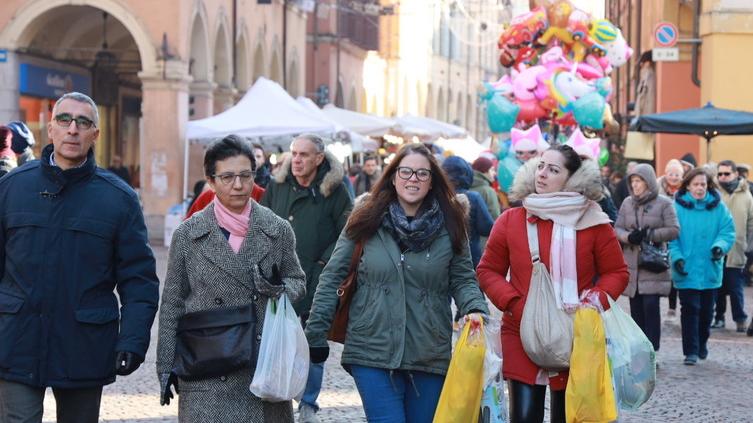 Modena. La fiera di Sant’Antonio anima il centro storico tra bancarelle e... trofei